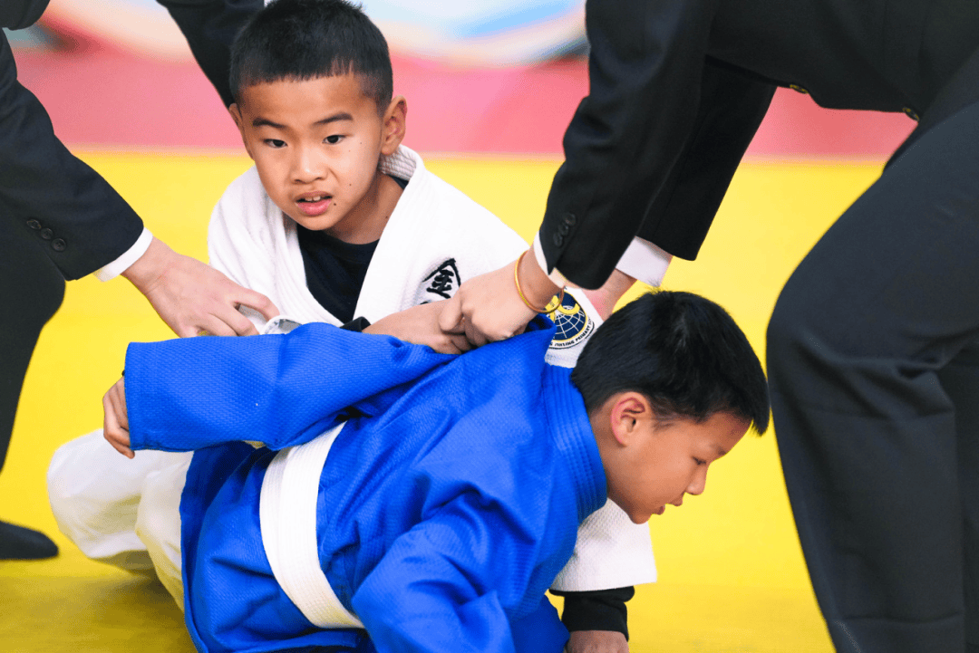 华体会app-关于加拿大选手在柔道比赛中大放异彩，取得胜利的信息  第2张